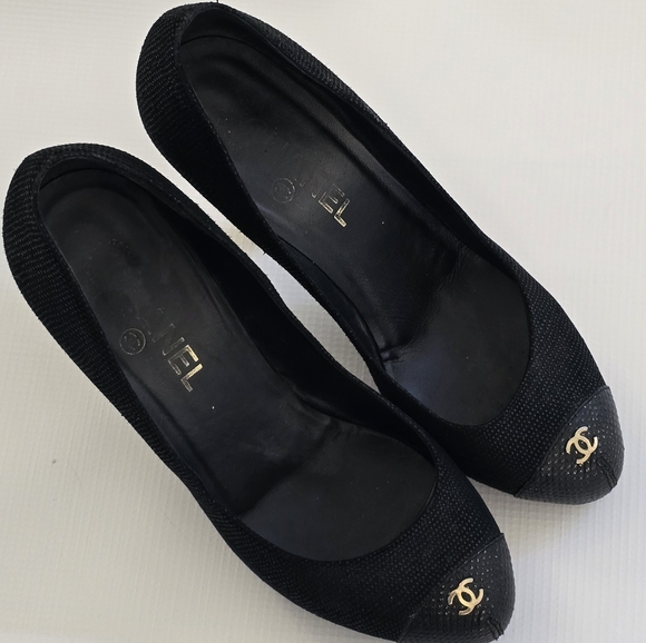 Chanel | Well Loved Textured Leather Metallic Gold Toe Pumps, Size 38.5 (8.5) - Picture 1 of 10